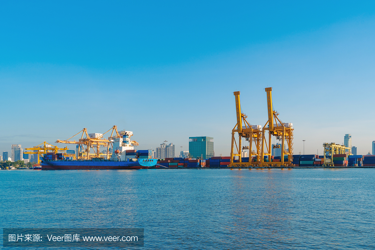集装箱货轮是从事进出口业务和物流国际货物的城市。中午用起重机将货物运到港口,天空湛蓝。